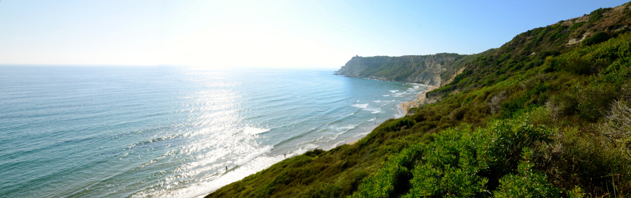 Meditationsretreat auf Korfu - Blick auf Strand und Meer bei Sonnenuntergang