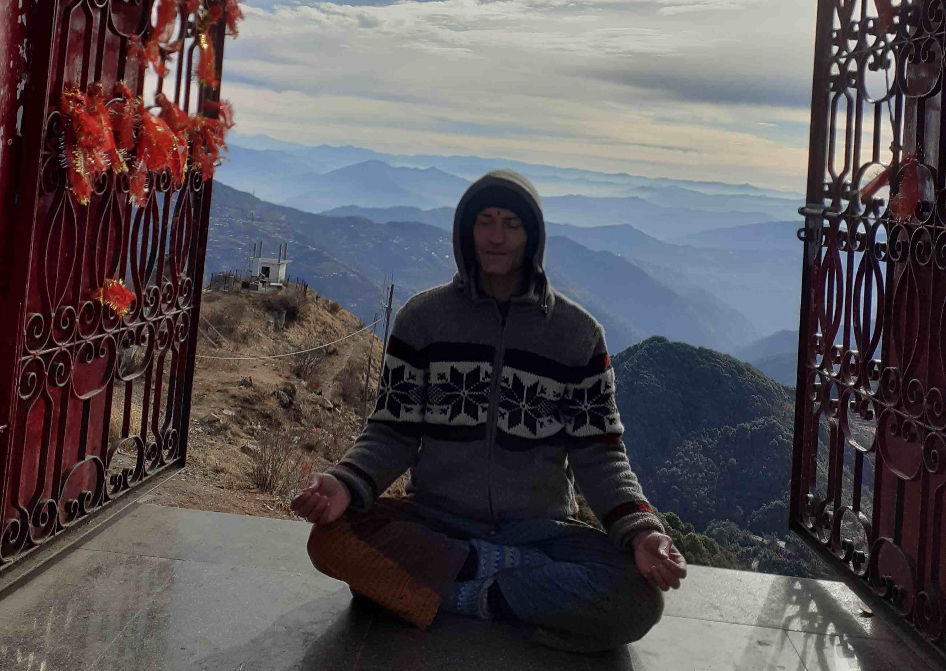 Nils meditiert im Himalaya