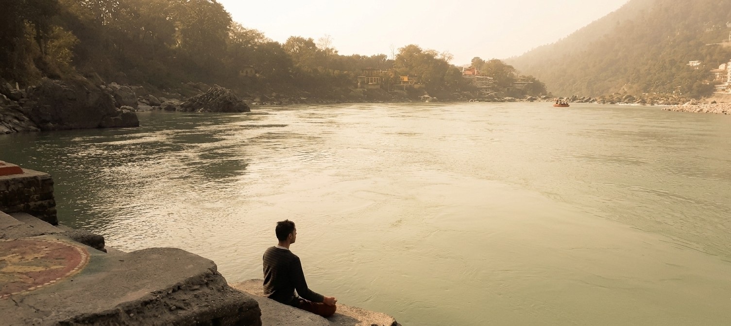 Nils meditiert in Rishikesh, Indien - mit Blick auf den Ganga Fluss
